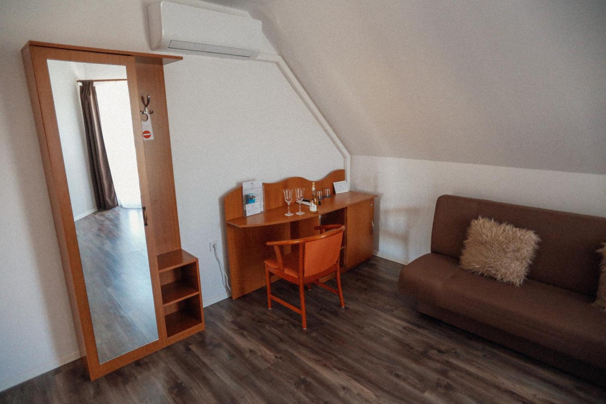 Megnyugtat-Lak Apartmanhaz Demjen Ngoại thất bức ảnh