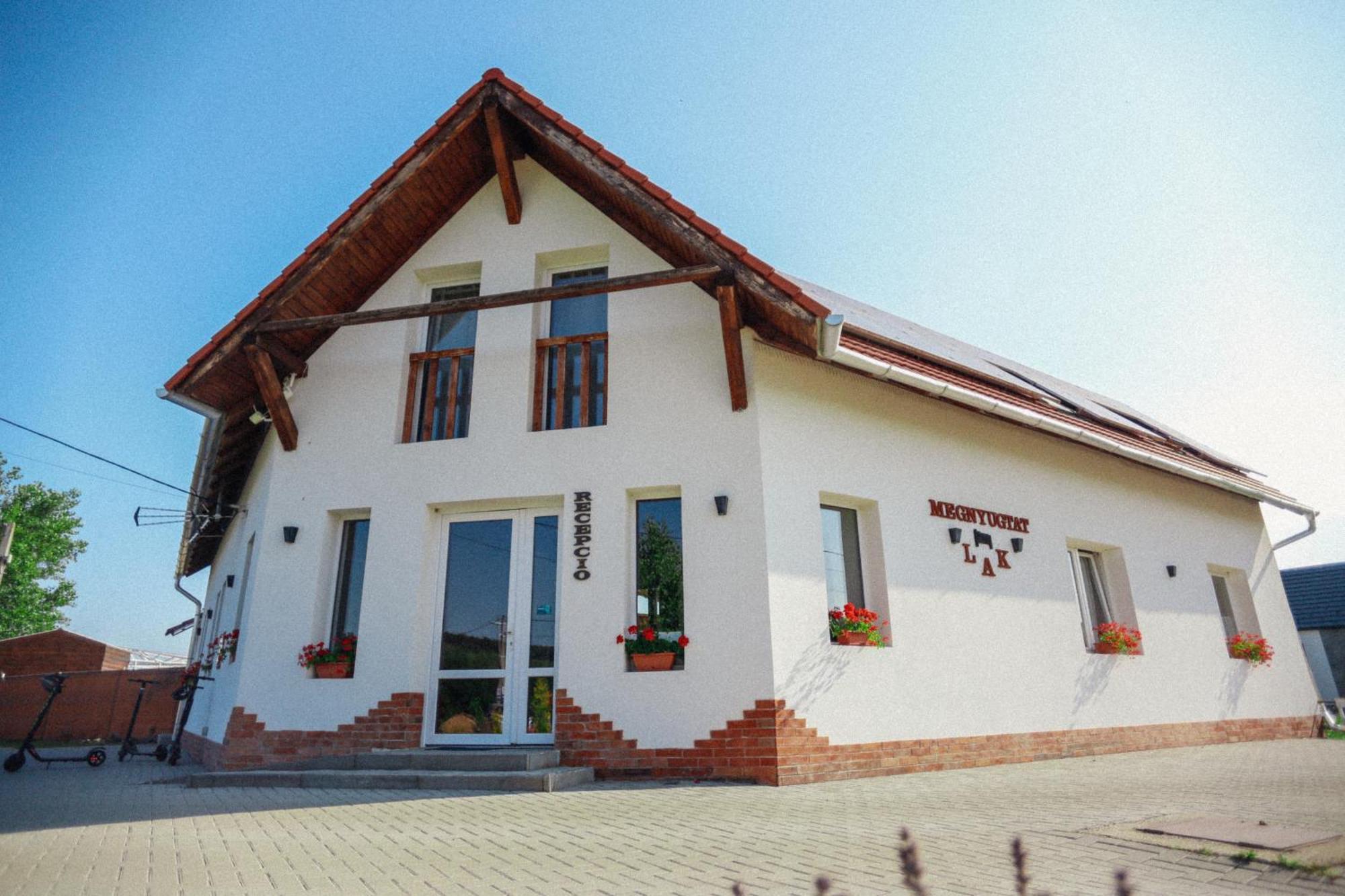 Megnyugtat-Lak Apartmanhaz Demjen Ngoại thất bức ảnh